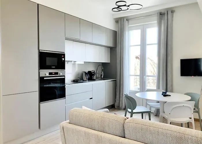 Bright, Newly Renovated Nicea