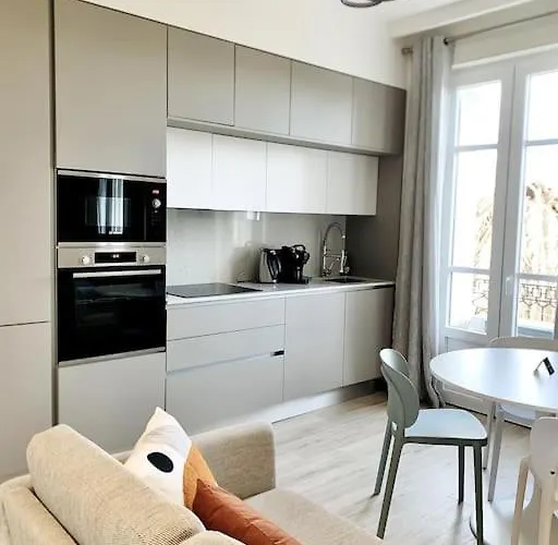 Bright, Newly Renovated Apartament *