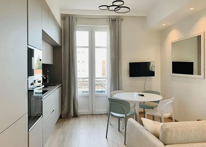 Bright, Newly Renovated Apartament *