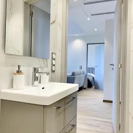 Bright, Newly Renovated * Νίκαια