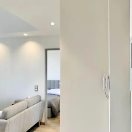 Bright, Newly Renovated Διαμέρισμα