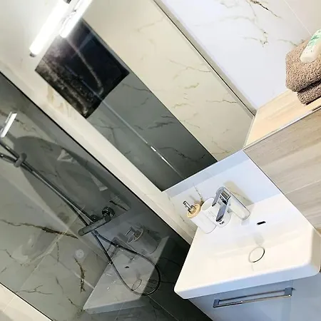 Bright, Newly Renovated Νίκαια