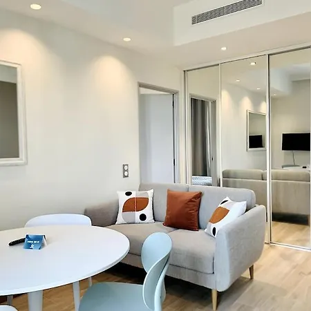 Bright, Newly Renovated * Νίκαια