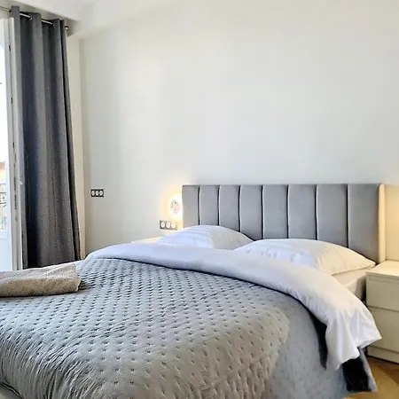 Bright, Newly Renovated Lejlighed