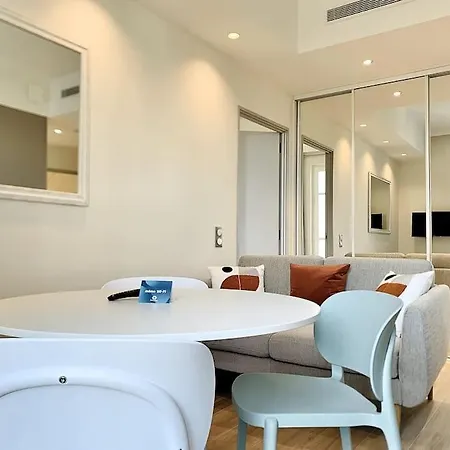 Bright, Newly Renovated Lejlighed *