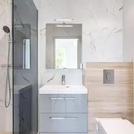 Bright, Newly Renovated * Νίκαια