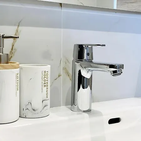 Bright, Newly Renovated Νίκαια