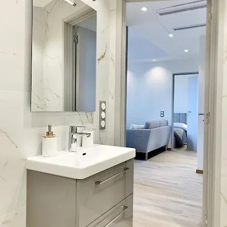 Bright, Newly Renovated * Νίκαια