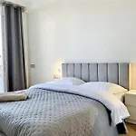 Bright, Newly Renovated Διαμέρισμα