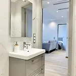 Bright, Newly Renovated * Νίκαια