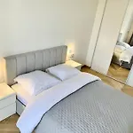 Bright, Newly Renovated * Νίκαια